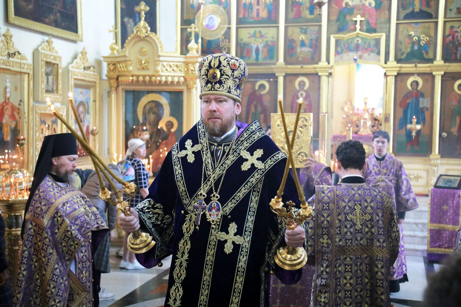 Глава Приморской митрополии совершил Божественную литургию в Свято-Никольском кафедральном соборе