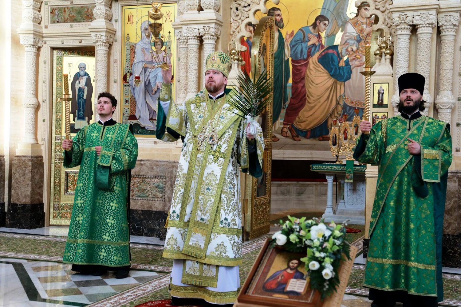 В канун Вербного воскресенья митрополит Владимир совершил всенощное бдение в Спасо-Преображенском соборе