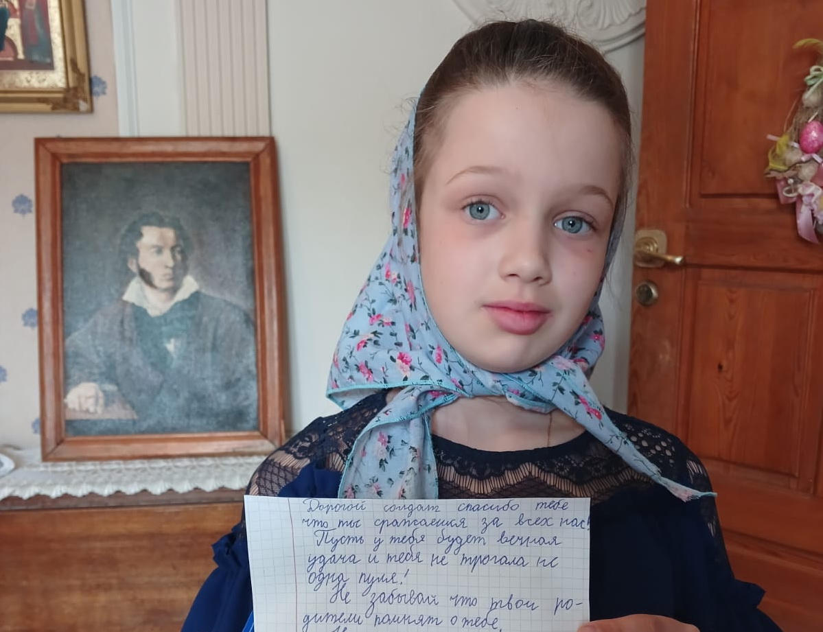 Воспитанники воскресной школы Казанского храма написали письма поддержки раненным воинам-участникам СВО