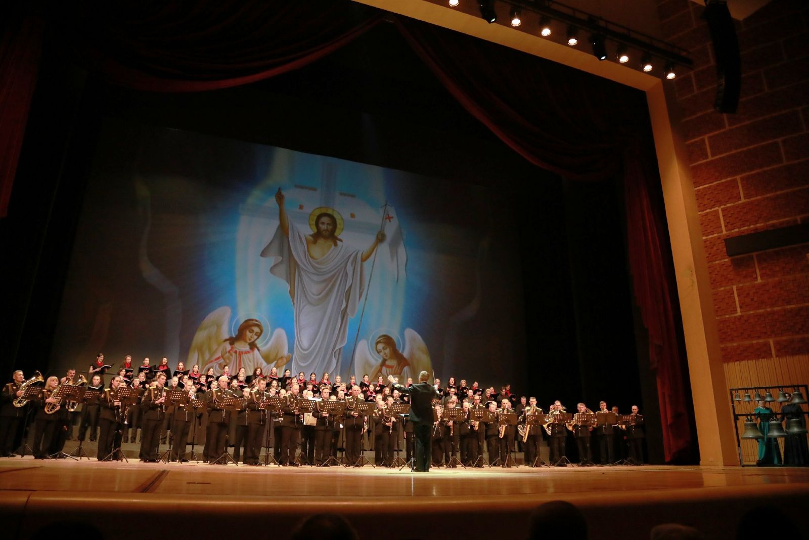 Большой Пасхальный концерт, посвященный празднованию Светлого Христова Воскресения и Дня Победы, состоялся на Приморской сцене Мариинского театра
