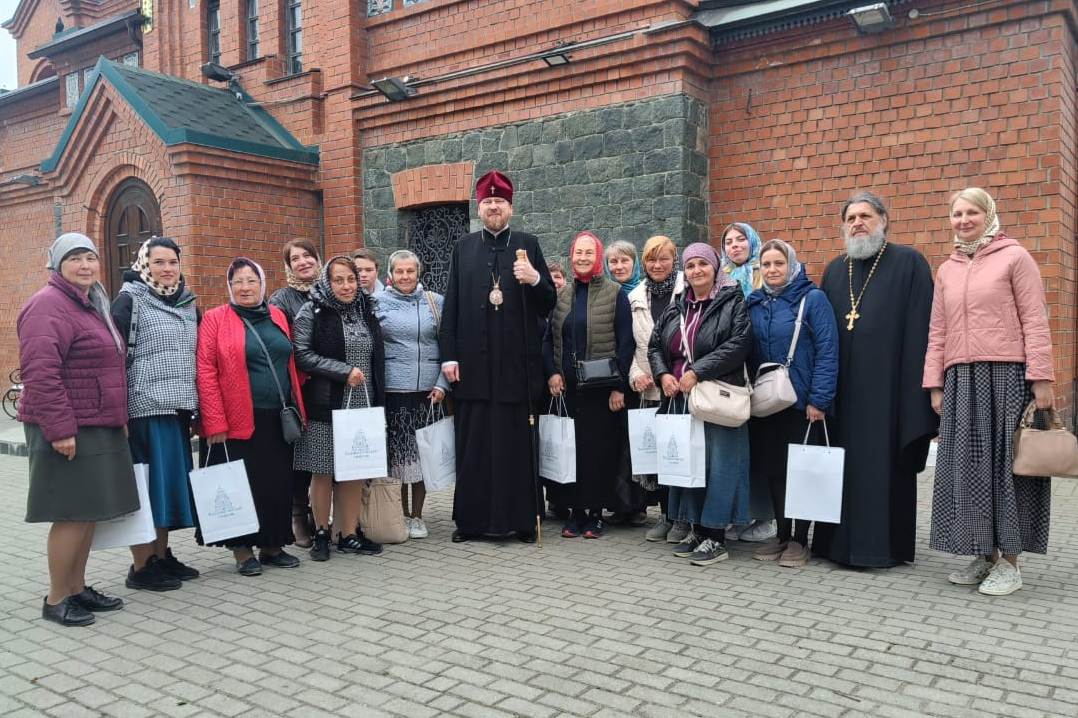 Глава Приморской митрополии встретился с паломниками из Донбасса
