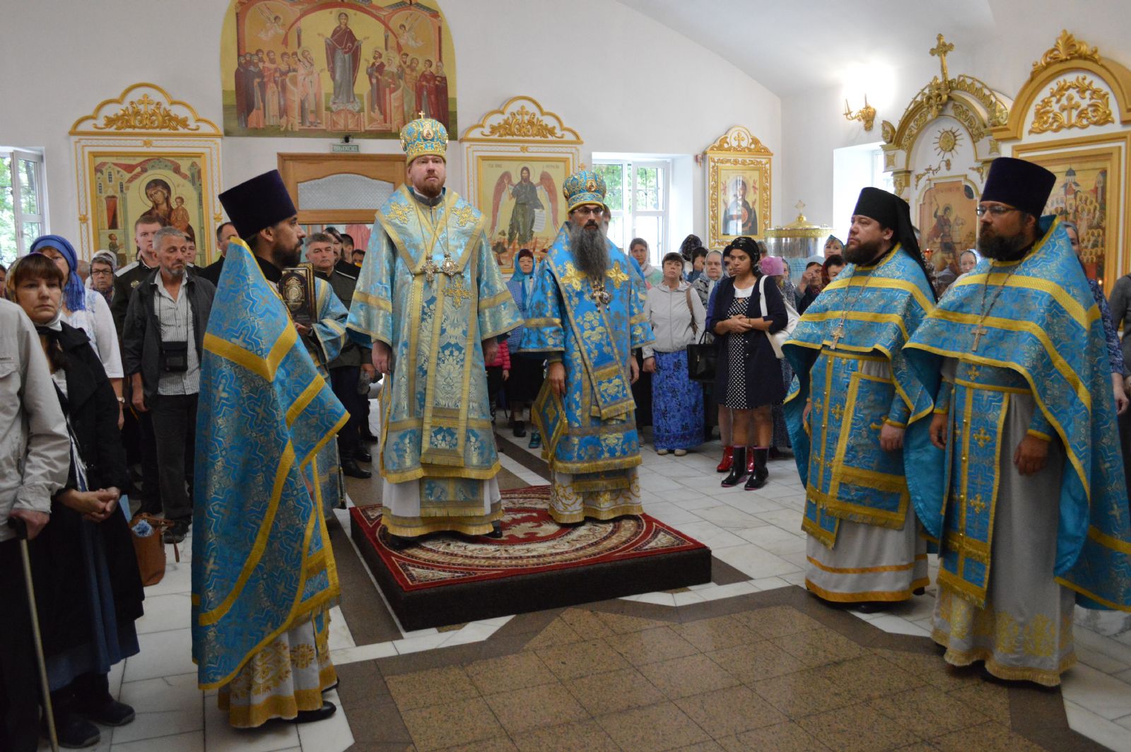 В праздник Успения Пресвятой Богородицы глава Приморской митрополии совершил литургию в Успенском храме 