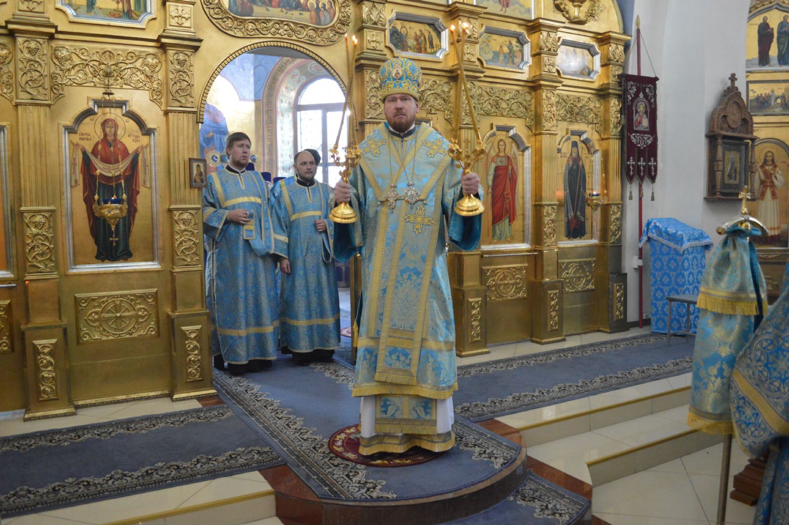 В канун праздника Покрова Пресвятой Богородицы митрополит Владимир совершил всенощное бдение в Покровском храме Уссурийска