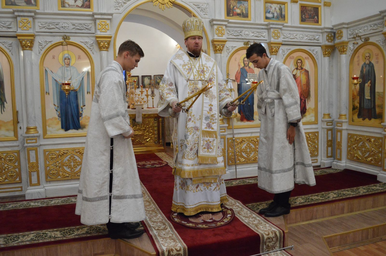 В канун праздника Преображения Господня митрополит Владимир совершил всенощное бдение в храме Покрова Пресвятой Богородицы