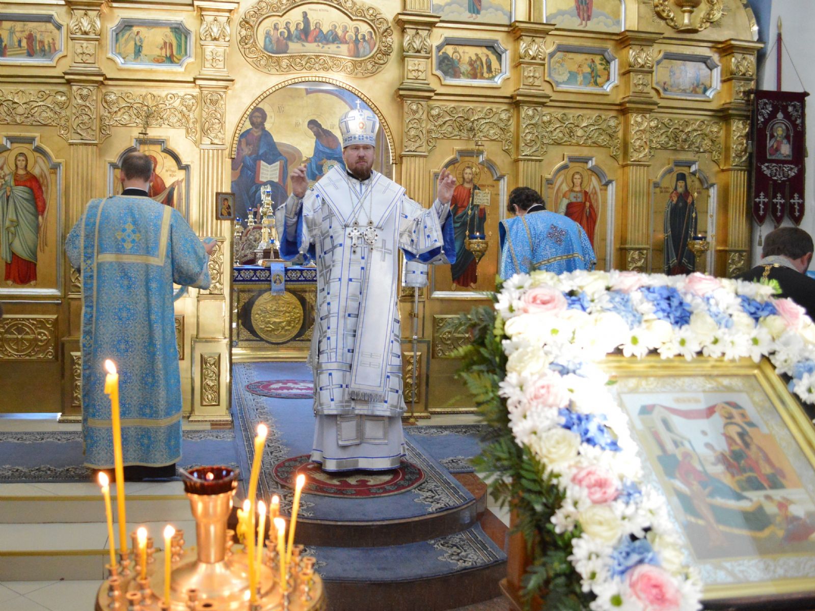 В канун праздника Рождества Пресвятой Богородицы митрополит Владимир совершил всенощное бдение в Покровском храме города Уссурийска