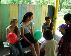 Доброволица Алена с детьми