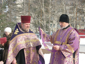 иерей Сергий Сенник и диакон Сергий Ющенко совершают литию