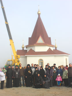 Фото. Бровничи. Епископ Иннокентий, викарий Владивостокской епархии (в центре) вместе с духовенством и мирянами Партизанского района перед храмом Воскресения Христова, на который установлены три купола с крестами