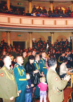 Фото. Уссурийск. Зал Дома офицеров аплодирует первому выступлению мужского хора 5-й армии, сформированного при участии игумена Феофана (Зиборова) и певчих Покровского храма