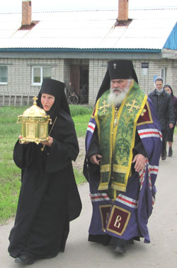 Фото. Линевичи. Архиепископ Владивостокский и Приморский Вениамин совершает крестный ход. Ковчег с мощами вмц. Варвары в руках игумении Варвары (Волгиной)