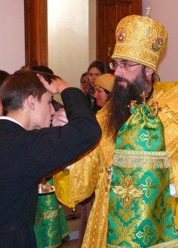 Фото. Владивостокская епархия. Праздничные богослужения по случаю памятования Преставления прп. Сергия, игумена Радонежского, всея России чудотворца. Помазание