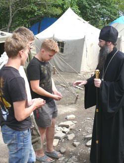 Фото. Владивосток. Бухта Горностай. Епископ Уссурийский Иннокентий, викарий Владивостокской епархии благословляет участников Дальневосточного слета православной молодежи