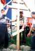 Молодежь Спасска-Дальнего подняла и установила на горе поклонный крест