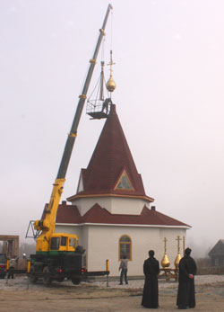 Фото. Бровничи. Установка трех куполов с крестами на храм Воскресения Христова в Партизанском районе