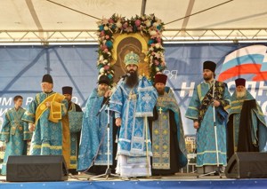 Фото. Владивосток. На городской площади перед Казанской иконой Пресвятой Богородицы епископ Иннокентий совершил молебен и поздравил всех участников торжеств, отметив особую роль празднования Дня народного единства в духовном возрастании всех россиян