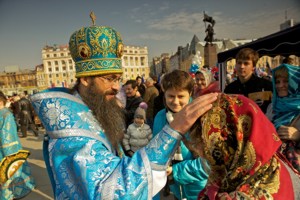 Фото. Владивосток. На городской площади епископ Иннокентий благословил и поздравил всех участников торжеств, посвященных Дню народного единства и празднованию Казанской иконы Божией Матери