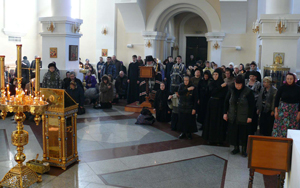 Фото. Владивосток. Чтение Великого покаянного канона в Покровском кафедральном собооре