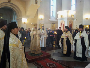 Фото. Владивосток. Митрополит Владивостокский и Приморский Вениамин возглавил в Покровском кафедральном соборе, в сослужении духовенства епархии, соборное богослужение в вечер праздника Крещения Господня