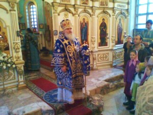 Фото. Владивосток. В праздник Введения во храм Пресвятой Богородицы митрополит Владивостокский и Приморский Вениамин, в сослужении духовенства Владивостокской епархии, возглавил Божественную литургию в храме свв. равноапп. Кирилла и Мефодия