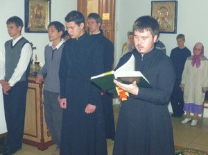 Фото. Владивостокская епархия. Праздничные богослужения по случаю памятования Преставления прп. Сергия, игумена Радонежского, всея России чудотворца. Студенты Владивостокского Духовного училища