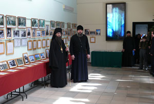 Фото. Владивосток. Епископ Уссурийский Иннокентий, викарий Владивостокской епархии и настоятель храма св. равноап. Кирилла и Мефодия протоиерей Игорь Талько в Православной гимназии на открытии выставки о миссии святителя Николая Японского