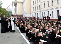 Фото, Владивосток. 21 июня 2012 года. 71-й выпуск офицеров ТОФ в ТОВМИ. Руководитель Отдела Владивостокской епархии по взаимодействию с Вооруженными силами РФ протоиерей Виктор Жильцов и настоятель домового храма апостола Андрея Первозванного при ТОВМИ иерей Александр Жилин благословляют 175 молодых лейтенантов на службу в рядах военно-морского флота