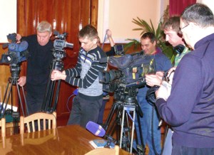 Фото. Владивосток. Накануне празднуемого 7 января 2012 г. Рождества Христова митрополит Владивостокский и Приморский Вениамин принимал в своей рабочей резиденции журналистов приморских телеканалов