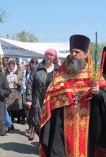 Фото. Крестный ход в поддержку Краевого движения «Попечительство о народной трезвости» совершают в Приморье руководитель епархиального Отдела по церковной благотворительности и социальному служению протоиерей Александр Талько и прихожане Владивостокской епархии 