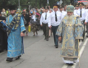 Фото. Уссурийск. Крестный ход. Архиепископ Владивостокский и Приморский Вениамин возглавляет торжества по случаю праздника Порт-Артурской иконы Божией Матери