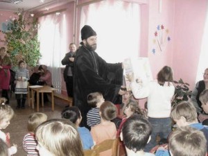 Фото, Уссурийск. Благотворительные акции в январе 2012 года. Клирик Покровского храма иерей Владимир Яковченко вместе с Православными волонтерами навещает воспитанников реабилитационного центра в селе Красный Яр