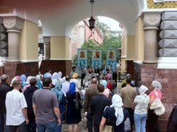 Фото. Владивосток. Молебен у Николаевской арки