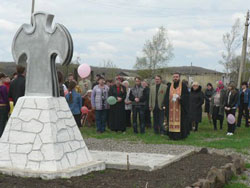 Фото, с. Приозерное (Хорольский р-н). 9 мая 2012 года, в День Победы, настоятель храма святителя Иннокентия Московского игумен Роман (Медведев) совершил заупокойную литию