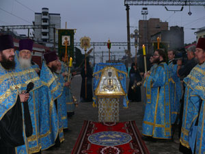 Фото. Владивосток. Прибытие Албазинской иконы Божией Матери «Слово плоть бысть», торжественная встреча на железнодорожном вокзале