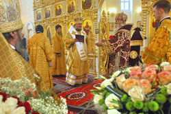 Фото. Владивосток, викарий Святейшего Патриарха Кирилла епископ Солнечногорский Сергий (Чашин) вручает архиепископу Вениамину приветственный адрес
