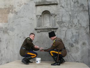 Фото. Владивосток. В день образования г. Владивостока над входом в форт № 7 установлена икона цесаревича Алексея 