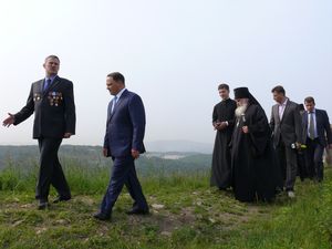 Фото. Владивосток. В день образования г. Владивостока над входом в форт № 7 установлена икона цесаревича Алексея 