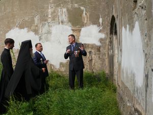 Фото. Владивосток. В день образования г. Владивостока над входом в форт № 7 установлена икона цесаревича Алексея 