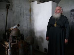 Фото. Владивосток. В день образования г. Владивостока над входом в форт № 7 установлена икона цесаревича Алексея 