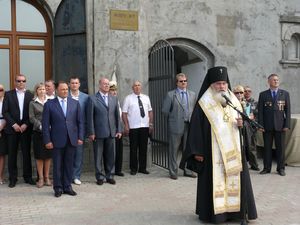 Фото. Владивосток. В день образования г. Владивостока над входом в форт № 7 установлена икона цесаревича Алексея 