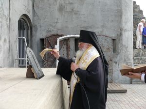 Фото. Владивосток. В день образования г. Владивостока над входом в форт № 7 установлена икона цесаревича Алексея 