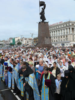 Фото. Владивосток. Албазинская икона Божией Матери торжественно пронесена по главным улицам города