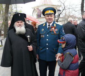 Фото. Владивосток. Празднование Дня Победы в Великой Отечественной войне 1941-1945 гг. В сквере Дома офицеров флота