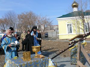 Фото. Владивосток. Епископ Иннокентий совершил чин освящения места под строительство храма, посвященного памяти пострадавших в годы репрессий