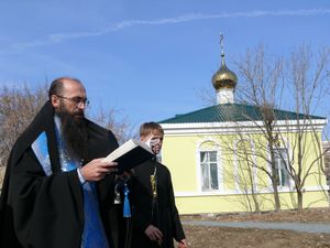 Фото. Владивосток. Епископ Иннокентий совершил чин освящения места под строительство храма, посвященного памяти пострадавших в годы репрессий