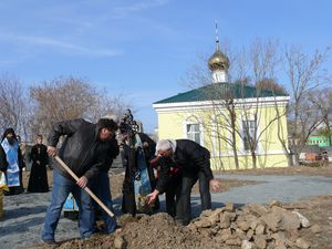 Фото. Владивосток. Епископ Иннокентий совершил чин освящения места под строительство храма, посвященного памяти пострадавших в годы репрессий