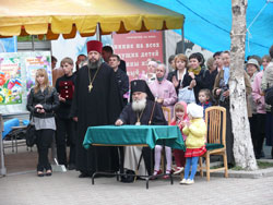 Фото. Владивосток, архиепископ Вениамин, протоиерей Игорь Талько, последний звонок в Православной гимназии