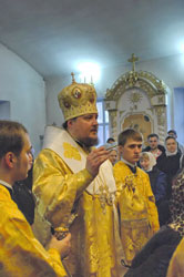 Фото. Владивосток, викарий Патриарха Московского и всея Руси Кирилла епископ Солнечногорский Сергий (Чашин) совершил Всенощное бдение в Успенском храме