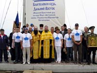 Участники крестного хода и молебна перед отплытием