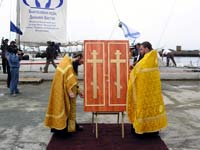 Порт-Артурскую икону закрывают в киот для перенесения на яхту