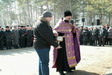 Литию на городском кладбище в Дальнереченске совершает настоятель храма Нерукотворного образа Христа Спасителя иерей Андрей Ванаков 